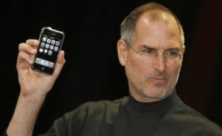 Steve-Jobs-presenta-el-iPhone-por-primera-vez-el-9-de-enero-de-2007-300x168