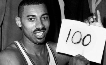 Chamberlain-muestra-sus-puntos-tras-jugar-contra-los-Knicks-el-2-de-marzo-de-1962