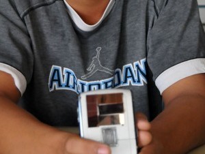 Joven-dominicano-inventa-un-cargador-solar-para-celulares