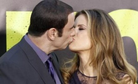 John-Travolta-y-su-mujer-Kelly-Preston-se-besan-en-la-premire-de-Savages-300x168