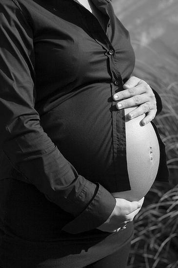 Trabajar-muchas-horas-de-pie-durante-el-embarazo-puede-afectar-al-tamano-del-bebe_image365_