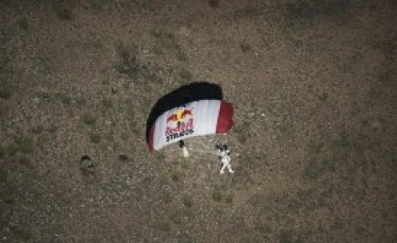 Aterrizaje-del-paracaidista-extremo-Baumgartner-en-el-desierto-de-Nuevo-Mxico-300x168