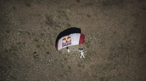Aterrizaje-del-paracaidista-extremo-Baumgartner-en-el-desierto-de-Nuevo-Mxico-300x168