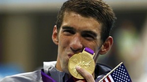 El-nadador-Michael-Phelps-besa-una-de-sus-medallas-de-los-Juegos-de-Londres-2012-300x168