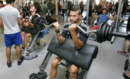 Hombres-entrenando-en-un-gimnasio-en-Crdoba-300x168