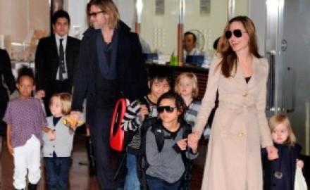 Brad-Pitt-y-Angelina-Jolie-con-sus-hijos.-300x199