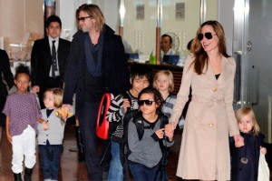 Brad-Pitt-y-Angelina-Jolie-con-sus-hijos.-300x199
