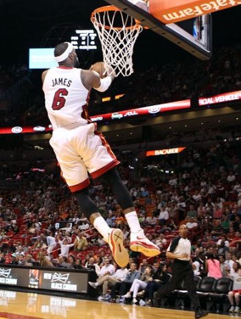 lebron-james-jugador-de-los-miami-heat-anota-ante-los-bobcats_351_464_149935