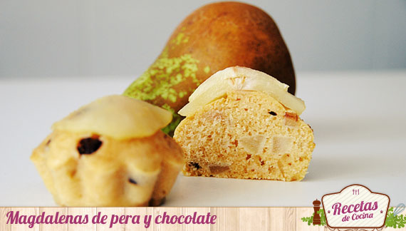 magdalenas pera y chocolate 1 Magdalenas de pera y chocolate para una merienda improvisada