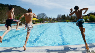 Niños saltando a la piscina
