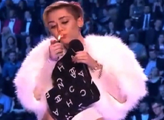 Miley-Cyrus_se_droga_en_publico
