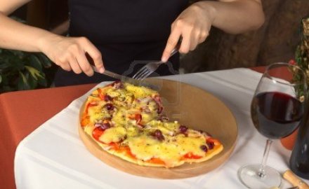 10547695-mujer-de-comer-pizza-vegetariana-en-una-pizzeria
