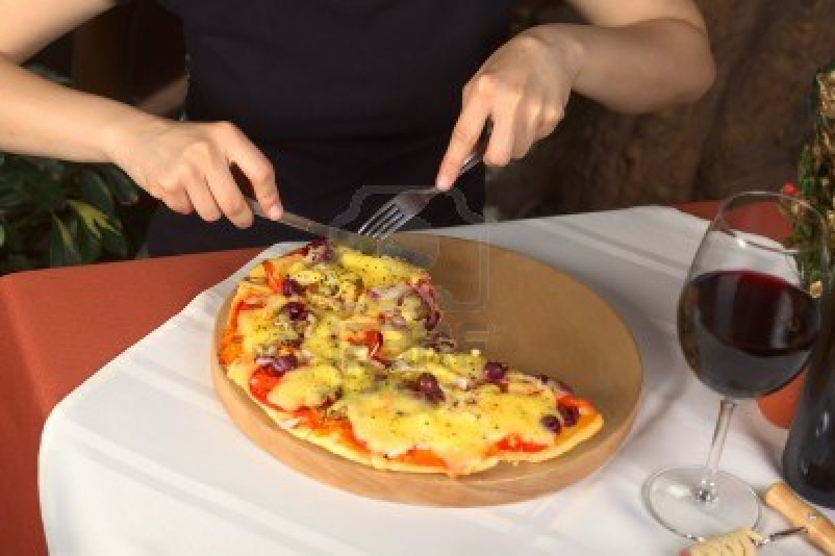 10547695-mujer-de-comer-pizza-vegetariana-en-una-pizzeria