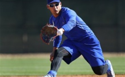 El cubano Alex Guerrero, de los Dodgers de Los Angeles, realiza una atrapada en segunda base durante una práctica de los entrenamiento de primavera el martes 11 de febrero de 2014, en Glendale, Arizona. (Foto AP/Paul Sancya)