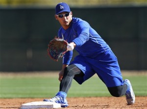 El cubano Alex Guerrero, de los Dodgers de Los Angeles, realiza una atrapada en segunda base durante una práctica de los entrenamiento de primavera el martes 11 de febrero de 2014, en Glendale, Arizona. (Foto AP/Paul Sancya)