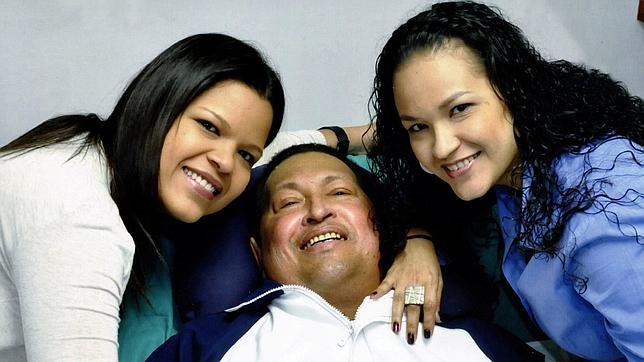 CHAVEZ_JUNTO_A_SUS_HIJAS