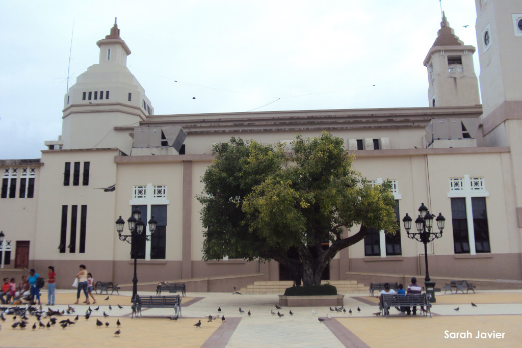 Catedral San Felipe vista desde la Plaza Independencia