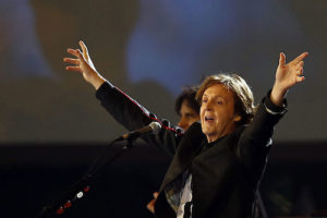 CDA165. LONDRES (REINO UNIDO), 27/07/2012.- El músico británico Paul McCartney se presenta hoy, viernes 27 de julio de 2012, durante la ceremonia de inauguración de los Juegos Olímpicos Londres 2012 en el Estadio Olímpico en Londres, Reino Unido. EFE/JONATHAN BRADY