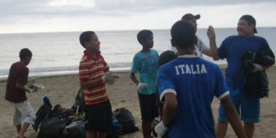 nino_limpiando_playa