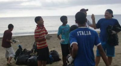 nino_limpiando_playa