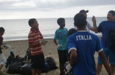 nino_limpiando_playa