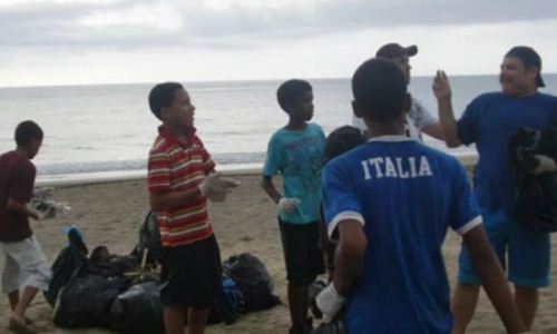 nino_limpiando_playa
