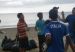 nino_limpiando_playa