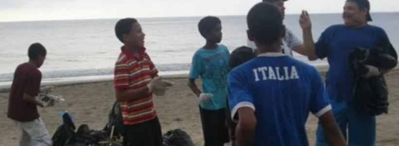 nino_limpiando_playa