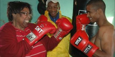110929143545_abuea_boxeadora_guantes__304x171_bbc_nocredit