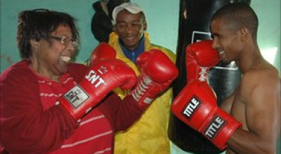 110929143545_abuea_boxeadora_guantes__304x171_bbc_nocredit