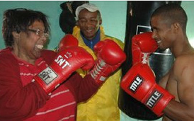 110929143545_abuea_boxeadora_guantes__304x171_bbc_nocredit