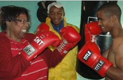 110929143545_abuea_boxeadora_guantes__304x171_bbc_nocredit