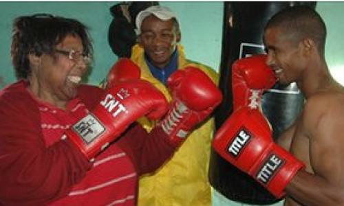 110929143545_abuea_boxeadora_guantes__304x171_bbc_nocredit