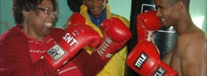 110929143545_abuea_boxeadora_guantes__304x171_bbc_nocredit
