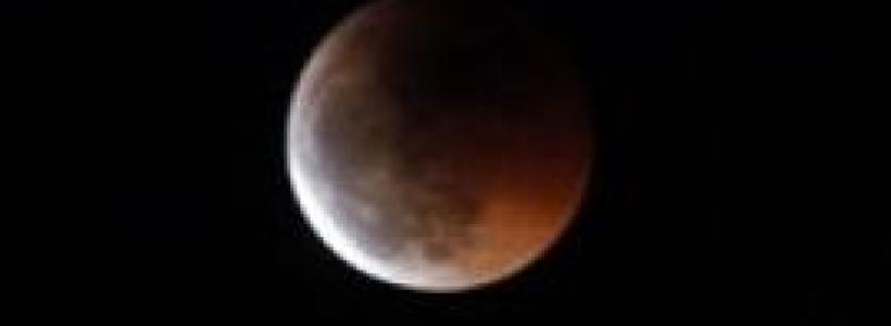 La-Luna-llena-durante-un-eclipse