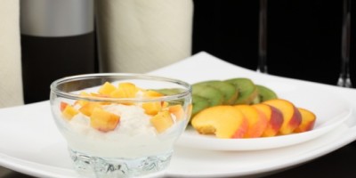 melocotones-helado-con-frutas-helado-de-vainilla-fruta_3340535