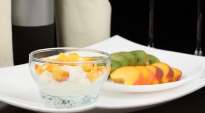 melocotones-helado-con-frutas-helado-de-vainilla-fruta_3340535