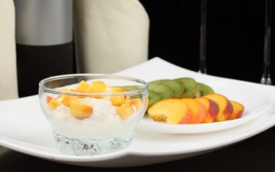 melocotones-helado-con-frutas-helado-de-vainilla-fruta_3340535