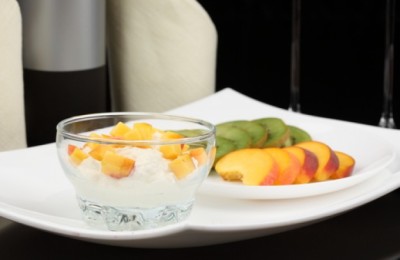 melocotones-helado-con-frutas-helado-de-vainilla-fruta_3340535