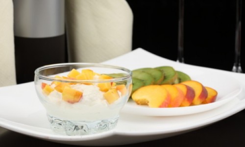 melocotones-helado-con-frutas-helado-de-vainilla-fruta_3340535