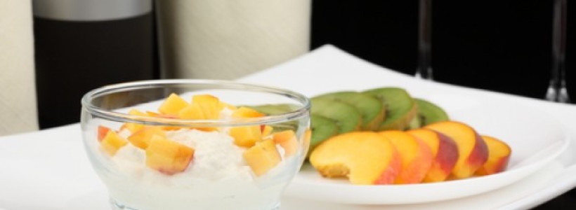 melocotones-helado-con-frutas-helado-de-vainilla-fruta_3340535