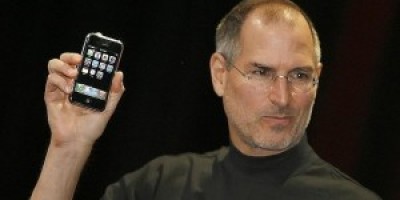 Steve-Jobs-presenta-el-iPhone-por-primera-vez-el-9-de-enero-de-2007-300x168