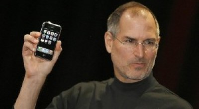 Steve-Jobs-presenta-el-iPhone-por-primera-vez-el-9-de-enero-de-2007-300x168