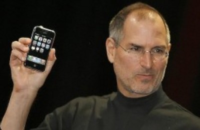 Steve-Jobs-presenta-el-iPhone-por-primera-vez-el-9-de-enero-de-2007-300x168