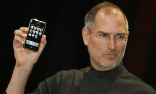 Steve-Jobs-presenta-el-iPhone-por-primera-vez-el-9-de-enero-de-2007-300x168