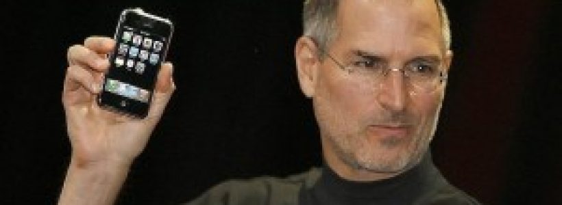 Steve-Jobs-presenta-el-iPhone-por-primera-vez-el-9-de-enero-de-2007-300x168