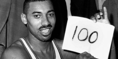 Chamberlain-muestra-sus-puntos-tras-jugar-contra-los-Knicks-el-2-de-marzo-de-1962