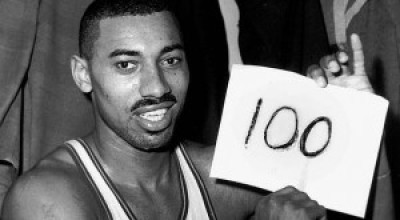 Chamberlain-muestra-sus-puntos-tras-jugar-contra-los-Knicks-el-2-de-marzo-de-1962