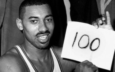 Chamberlain-muestra-sus-puntos-tras-jugar-contra-los-Knicks-el-2-de-marzo-de-1962