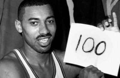 Chamberlain-muestra-sus-puntos-tras-jugar-contra-los-Knicks-el-2-de-marzo-de-1962